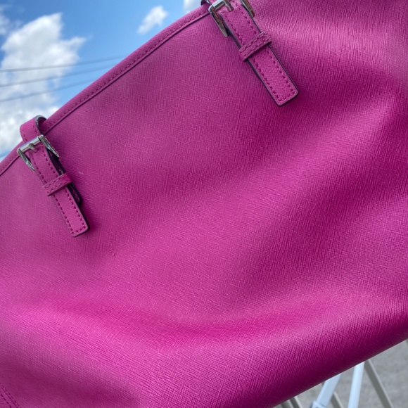 Magenta Micheal Kors bag ( HOT PINK) - Picture 4 of 5